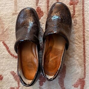 NURTURE  Women's Shoes Perry Embossed Brown Leather Clogs Size 7.5 M